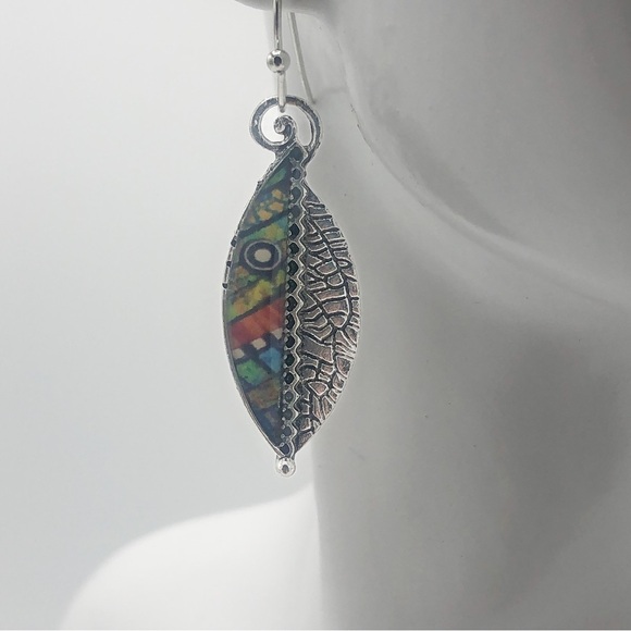 Boho festival silver tone and multicolored fish / leaf design fashion earrings - Picture 10 of 11